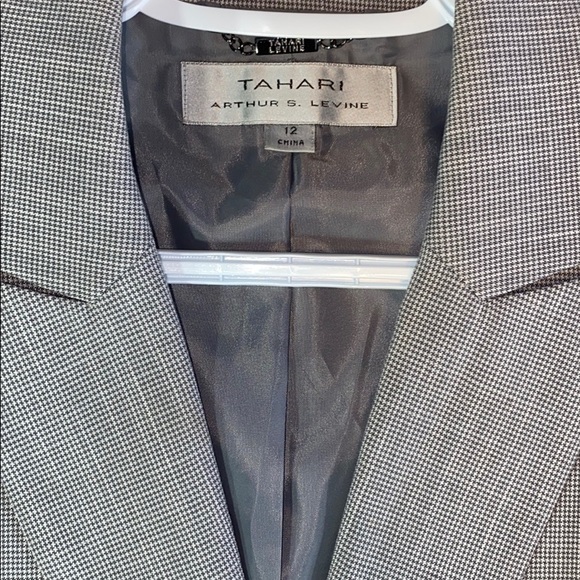 Tahari blazer - Picture 4 of 6